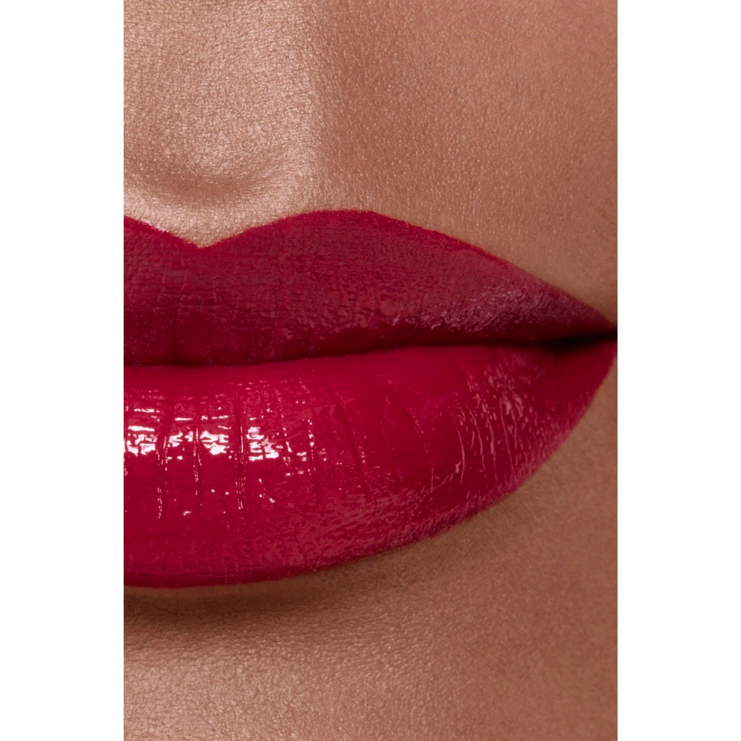 LA BARRA DE LABIOS LÍQUIDA BRILLANTE DE LARGA DURACIÓN